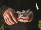 Preview: FELCO 4 | Einhand Baum-, Reb-, Gartenschere | Leistung | Basismodell | in der Hand | geöffnete Klinge